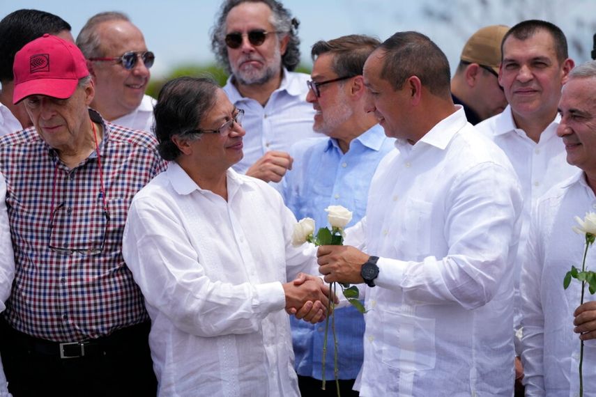 El presidente de Colombia, Gustavo Petro, a la izquierda, y el ministro de Transporte de Venezuela, Ramón Araguayán, se dan la mano en el Puente Internacional Simón Bolívar.