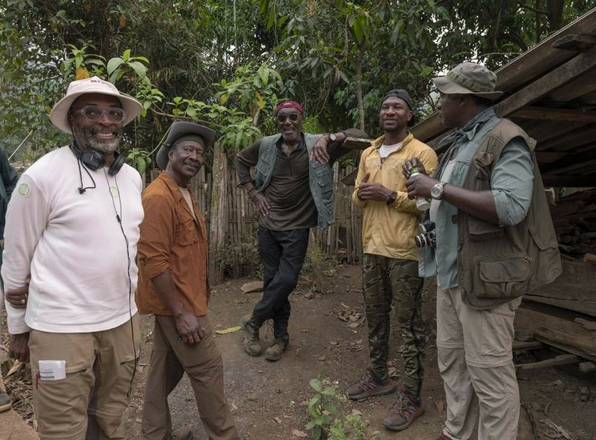 En la gr&aacute;fica, de izquierda a derecha, el cineasta Spike Lee, Clarke Peters, Delroy Lindo, Jonathan Majors y Norm Lewis en el set de Da 5 Bloods.