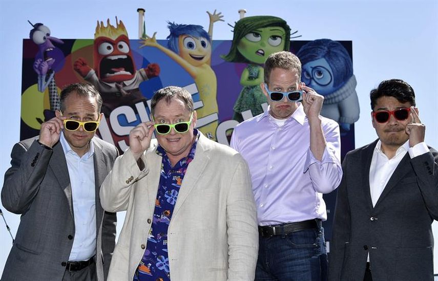 El productor estadounidense Jonas Riviera (izda), el director creativo de Pixar y Disney John Lasseter (2i), el director estadounidense Pete Docter (2d), y el codirector filipino Ronnie Del Carmen, posan para los medios durante el pase gráfico de la pe