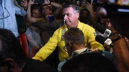 El expresidente brasileño Jair Bolsonaro es fotografiado antes de subir a una ambulancia al salir del Hospital Rio Grande en Natal, estado de Rio Grande do Norte, Brasil, el 12 de abril de 2025. El expresidente brasileño Jair Bolsonaro, quien se recupera de una cirugía intestinal, sufrió un revés de salud un día después de recibir una citación judicial en su cama de hospital, informó su equipo médico el 24 de abril de 2025.