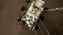 Foto facilitada por la NASA muestra el momento en el que la sonda rodante Perseverance baja sobre la superficie de Marte.&nbsp;