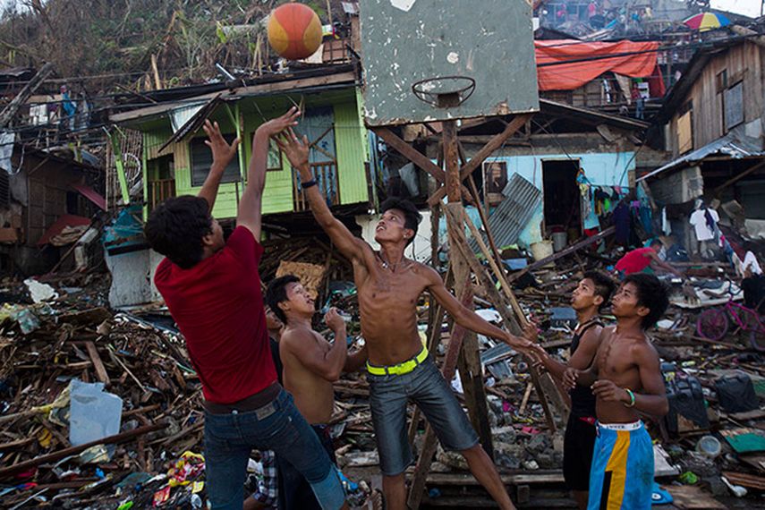 Cientos de miles de sobrevivientes han sobrellevado un sufrimiento inimaginable. (AP)