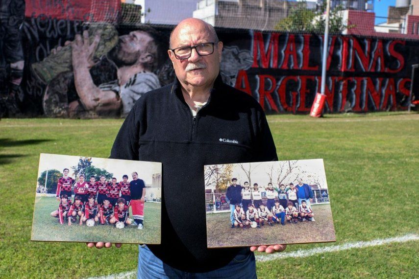 Antonio Quique Domínguez, exentrenador del astro argentino Lionel Messi, muestra fotos de la Pulga durante su etapa como jugador infantil.