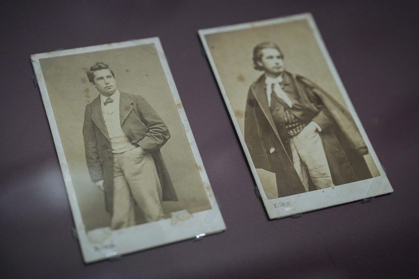 Fotografias de Léon Monet, izquierda, y su hermano Claude Monet en una exposición en el Musée du Luxembourg en París, el 13 de marzo de 2023. El hermano mayor de Claude Monet es el objeto de una exposición en París que ilustra el papel hasta ahora desconocido de Léon Monet en la vida del pintor impresionista y su arte.