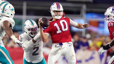 El apoyador de los Dolphins de Miami, Bradley Chubb (2), derriba al mariscal de campo de los New England Patriots, Mac Jones (10), durante el último cuarto de un partido de fútbol americano de la NFL, el domingo 17 de septiembre de 2023, en Foxborough, Massachusetts&nbsp;