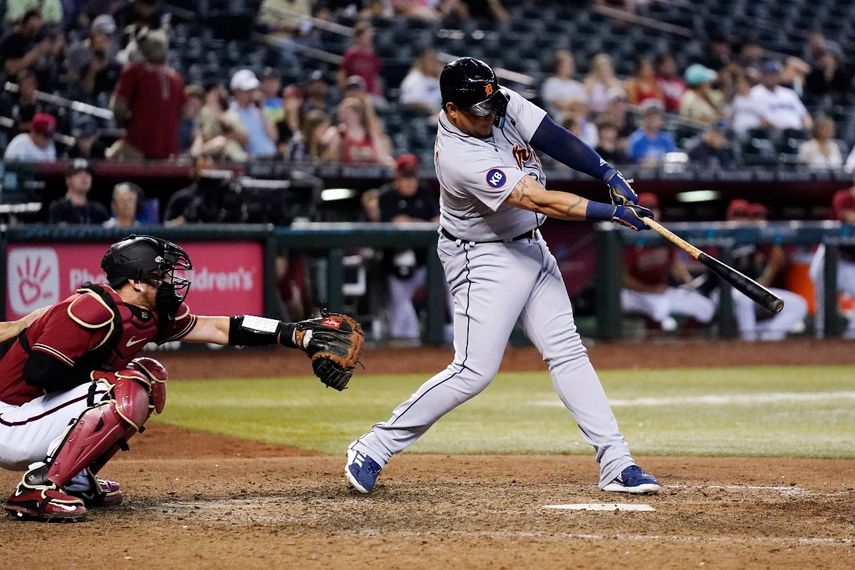 Miguel Cabrera justo en el momento de conectar el hit 3.054 en la MLB