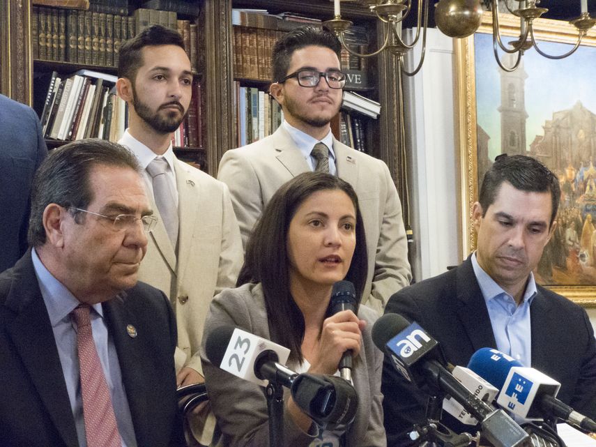 Rosa María Paya habla en Miami, flanqueada por los comsionados Xavier Suárez y&nbsp;Vince C. Lago.