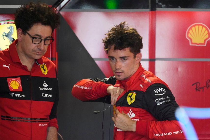 Charles Leclerc de Ferrari habla con el director de la escudería Mattia Binotto, durante los primeros ensayos en el GP de Miami en la Fórmula 1