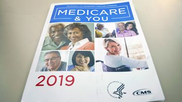 La foto de archivo del 8 de noviembre de 2018 muestra el manual de Medicare. El nuevo buscador de planes de tratamiento del programa gubernamental estadounidense de asistencia m&eacute;dica para los mayores tiene una falla que podr&iacute;a significar un aumento innecesario de gastos para los usuarios.&nbsp;