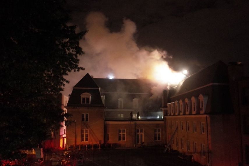 Los Bomberos de Washington tardaron unas dos horas en sofocar el potente fuego y fueron necesarios más de 100 efectivos y 20 vehículos.