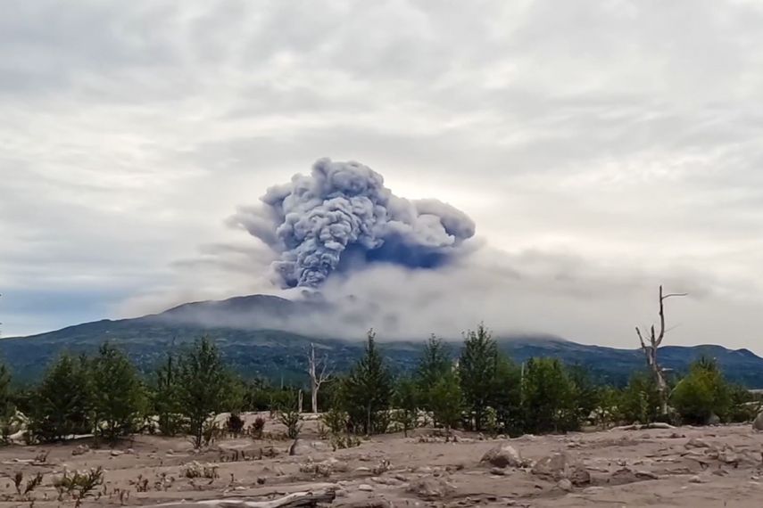 En esta imagen tomada de un video de la AP, proporcionado por el Instituto de Vulcanología y Sismología de la rama del Oriente Lejano de la Academia de Ciencias de Rusia, el domingo 18 de agosto de 2024, una columna de humo emerge del volcán Shiveluch, en la Península de Kamchatka, al norte de Petropavlovsk-Kamchatsky, Rusia.&nbsp;
