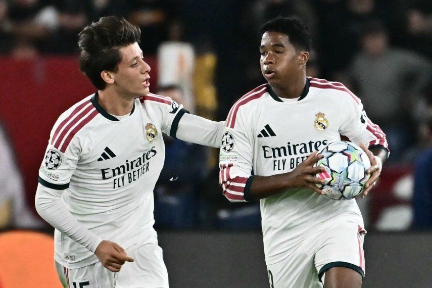 El delantero brasileño del Real Madrid #09 Endrick celebra el tercer gol de su equipo con el centrocampista turco #15 del Real Madrid, Arda Guler, durante el partido de fútbol de la UEFA Champions League - 1a ronda del día 2 entre AS Roma y Real Madrid en el Estadio Olímpico de Roma el 14 de octubre de 2026.