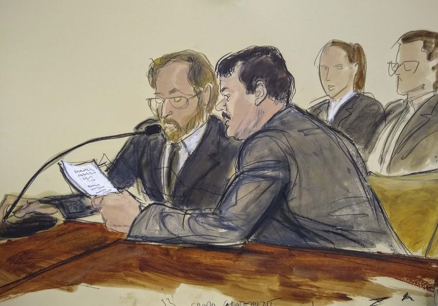 En este dibujo hecho en una sala de la corte federal de Brooklyn, en Nueva York, el miércoles 17 de julio del 2019, Joaquín El Chapo Guzmán, a la derecha, lee un documento, junto a un intérprete, minutos antes de ser sentenciado a cadena perpetua.
