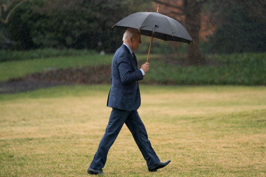 El presidente Joe Biden regresa a la Casa Blanca después de un examen médico de rutina en el Centro Médico Militar Nacional Walter Reed, el jueves 16 de febrero de 2023, en Washington.