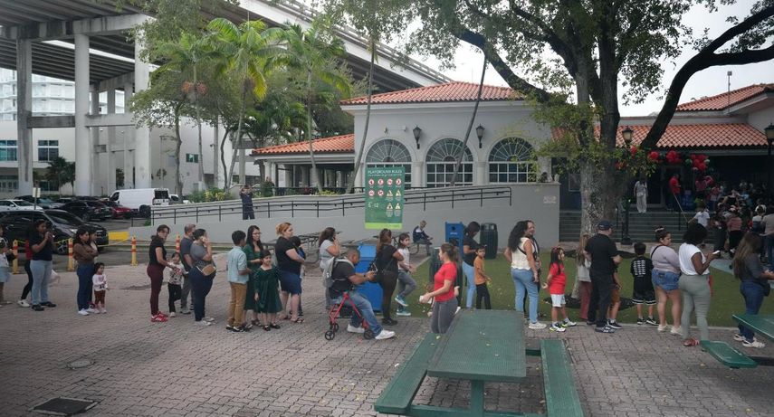 Vista de la fila, donde cada uno de los niños esperaba su turno para recibir juguetes en el Parque José Martí.
