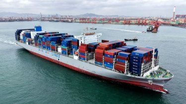 Un buque portacontenedores navega en el puerto de Qingdao, en la provincia oriental de Shandong, China, el 9 de octubre de 2025.