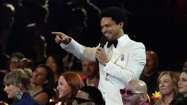 El anfitrión Trevor Noah habla en la 65a entrega anual de los Grammy el domingo 5 de febrero de 2023, en Los Ángeles.&nbsp; 