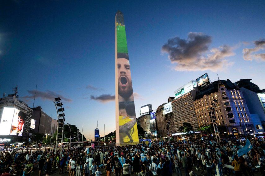 Fanáticos argentinos del fútbol se aglomeran en el Obelisco iluminado con la imagen del astro Lionel Messi, el sábado 17 de diciembre de 2022, en Buenos Aires, durante una manifestación de apoyo a la selección nacional el día previo a que el equipo disputara con Francia la final de la Copa del Mundo en Catar. Argentina derrotó en penaltis a Francia y conquistó su tercer Mundial y primero desde 1986.
