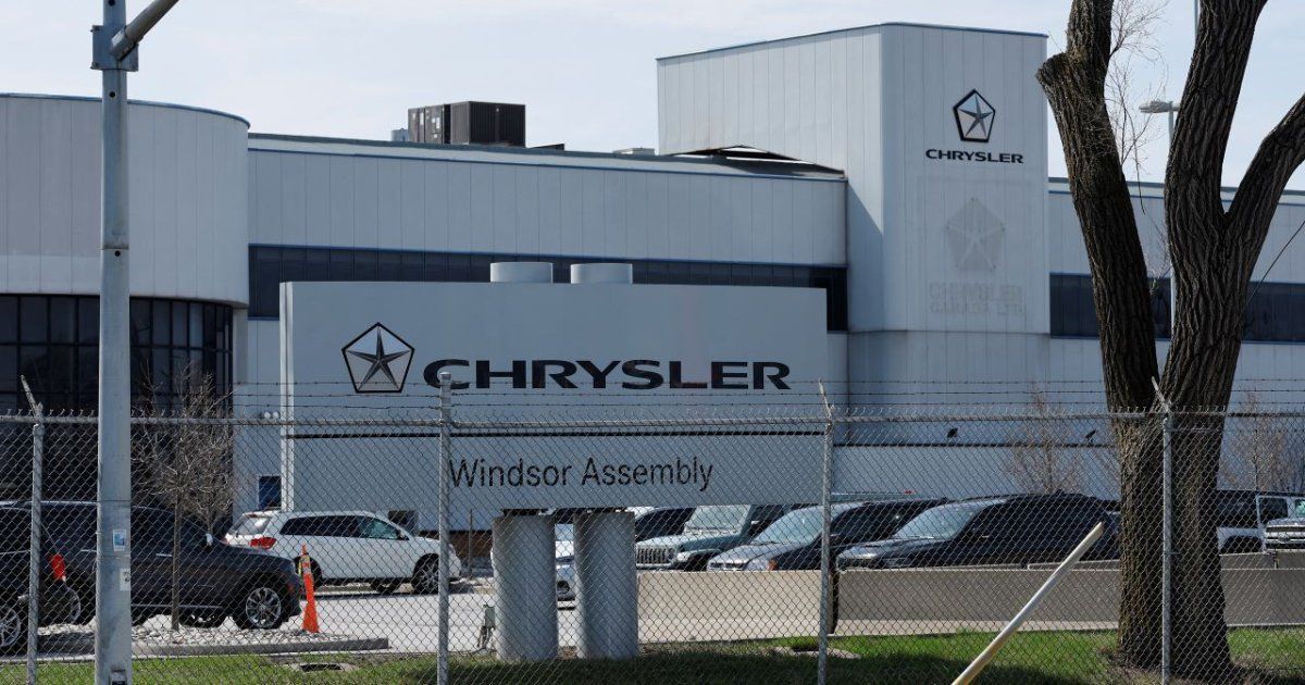 Gigante automotor Stellantis suspende parcialmente producción en Canadá y México