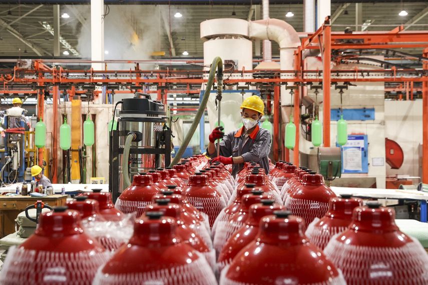 Un empleado produce cilindros de gas para automóviles para exportación en una fábrica en Ruichang, en la provincia oriental china de Jiangxi, el 8 de mayo de 2025. 