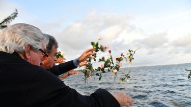El activista por los derechos humanos Ramón Saúl Sánchez y el escritor Jorge García, quién perdió a 14 de sus familiares tras el hundimiento del remolcador 13 de Marzo, lanzan flores al mar en memoria de las víctimas en Miami.
