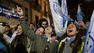 Simpatizantes del Partido Nacional celebran los resultados de las elecciones primarias para elegir a los candidatos de cada partido con vistas a las elecciones presidenciales de octubre en Uruguay.