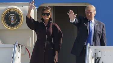 El presidente Donald&nbsp;Trump&nbsp;(d), y la primera dama Melania&nbsp;Trump&nbsp;(i), se despiden de Japón en la Base Aérea de Yokota, luego de una visita oficial de tres días en el país y antes de partir hacia Corea del Sur.&nbsp;