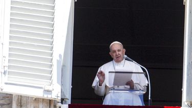 El papa Francisco en su ventana sobre la Plaza de San Pedro el 5 de julio del 2020.