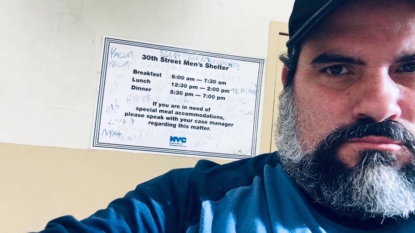 Carlos Luis Pujol se hace un selfie en un albergue para hombres de Nueva York, 21 de octubre de 2019.&nbsp;