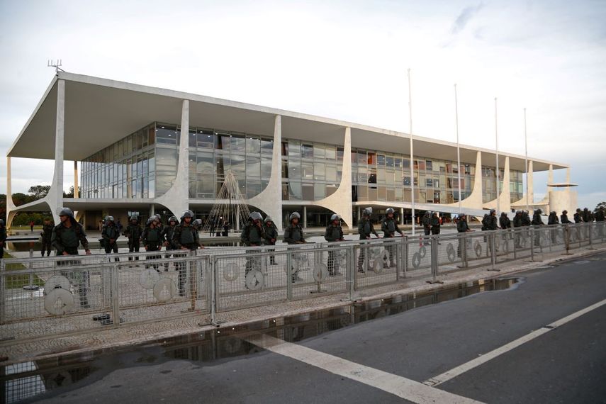 Fuerza de seguridad resguardan sedes de los poderes públicos en Brasil, 11 de enero 2023.