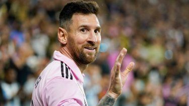 Lionel Messi saluda al público durante el partido entre Inter Miami y Los Ángeles, el domingo 3 de septiembre de 2023, en Los Ángeles.