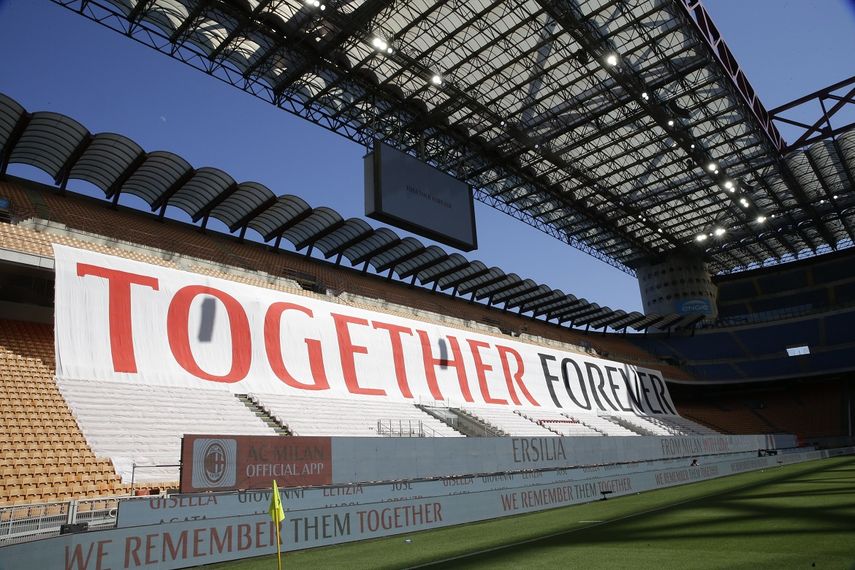 Una pancarte gigantes es desplegada durante el partido entre el Milan y la Roma por la Serie A de Italia en el estadio San Siro de Mil&aacute;n, el domingo 28 de junio de 2020.&nbsp;