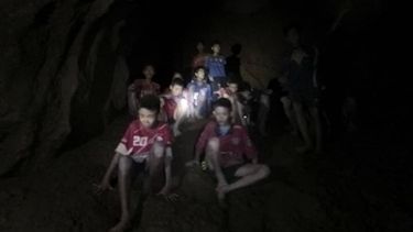 Así encontraron a los niños dentro de la cueva.