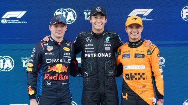 El piloto de Mercedes George Russell, al centro, tras ganar la pole para el GP de Canadá, junto a Max Verstappen de Red Bull y Lando Norris de McLaren tras la calificación del sábado 8 de junio del 2024.&nbsp;
