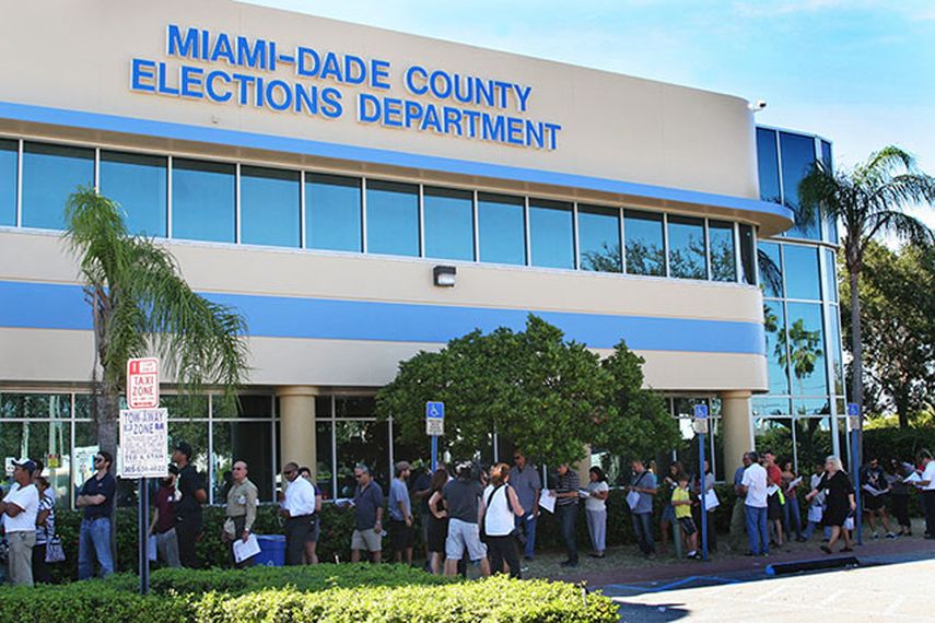 Vista de la entrada del departamento de Elecciones de Miami, Florida (EEUU). EFE/Javier Arbolí