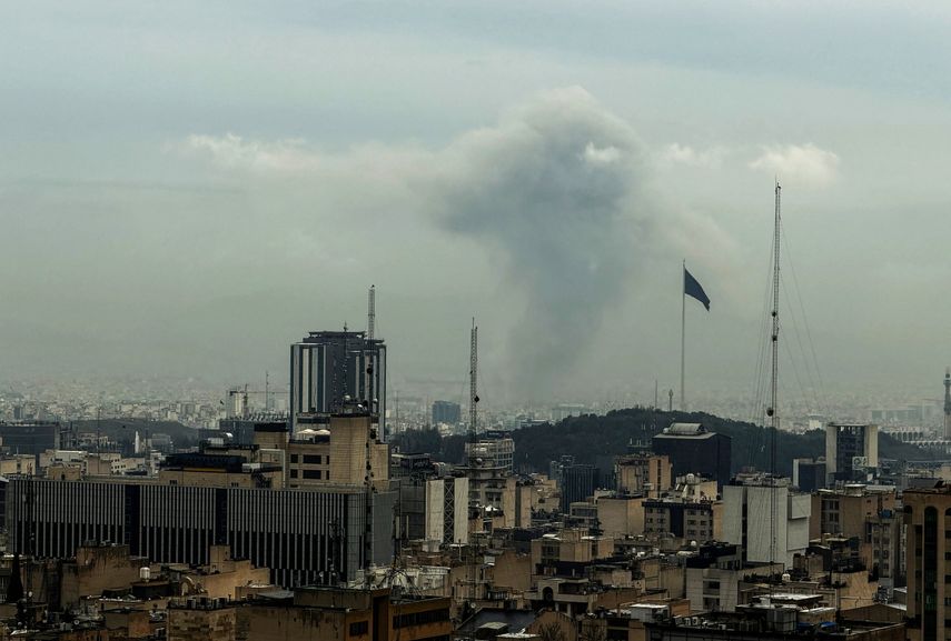 Una columna de humo se eleva desde el lugar de un ataque en Teherán el 16 de marzo de 2026.