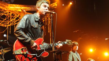 Noel Gallagher de, la banda Oasis, se presenta en vivo en KROQ Almost Acoustic Christmas Night Two en el Anfiteatro Gibson, el 11 de diciembre de 2011, en Los Ángeles.