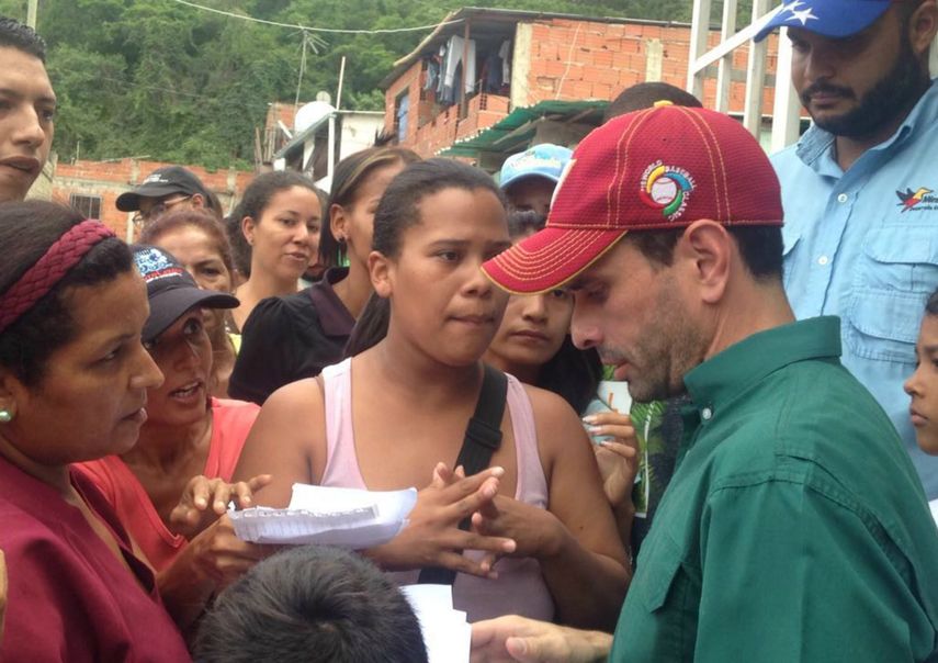 Capriles criticó que se tenga que esperar semanas para habilitar un canal humanitario cuando naciones vecinas han ofrecido su ayuda para paliar el desabastecimiento&nbsp;