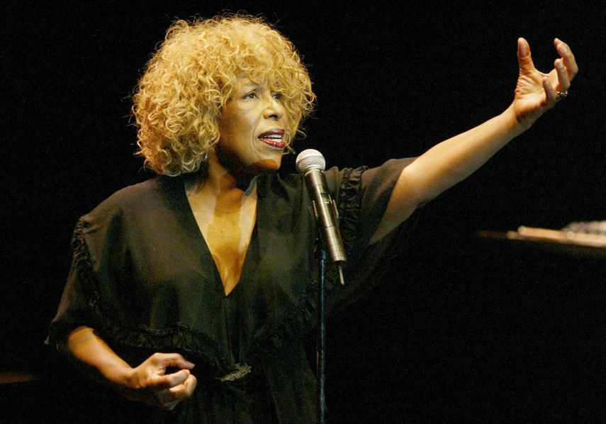 La cantante estadounidense Roberta Flack actúa en el 40º festival Jazzaldia en la ciudad de San Sebastián, en el norte de España, el 23 de julio de 2005.