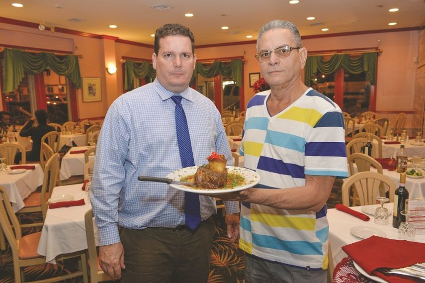 José Pacheco, propietario de La Rosa, junto a José Pando, maestro de cocina, presentan el rabo encendido, uno de los especiales de la casa. (ÁLVARO MATA)