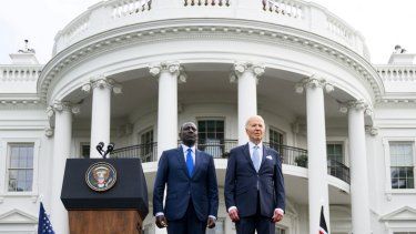 El presidente de Kenia, William Ruto junto al presidente estadounidense, Joe Biden, quien ha ofrecido ayuda financiera y logística para enviar una misión de tropas de Kenia a Haití