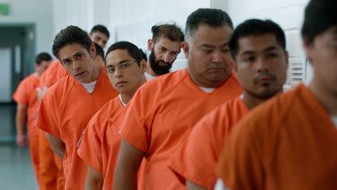 En una escena de The Infiltrators, los detenidos en un centro de ICE en Broward esperan su turno en fila para almorzar.&nbsp;