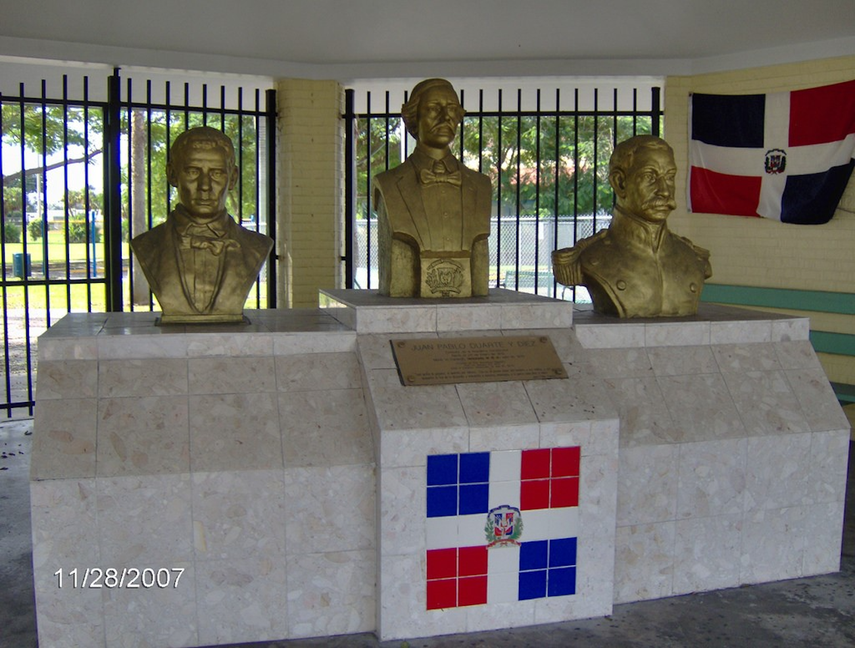 Busto de los Patricios en el denominado Pequeño Santo Domingo, cuya colocación aquí fue lograda por el esfuerzo conjunto con autoridades y la comunidad por José Álvarez.&nbsp;