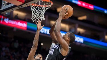 Harrison Barnes (40), de los Kings de Sacramento, encesta ante el jugador de los Clippers de Los Ángeles Paul George, a la izquierda en el primer cuarto de su juego de NBA en Sacramento, California, el miércoles 22 de diciembre de 2021.