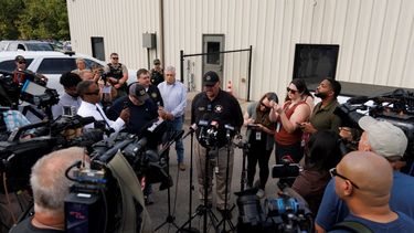 El Sheriff del Condado de Humphreys, Chris Davis, habla con los medios en Accurate Energetic Systems el 10 de octubre de 2025 en McEwen, Tennessee.