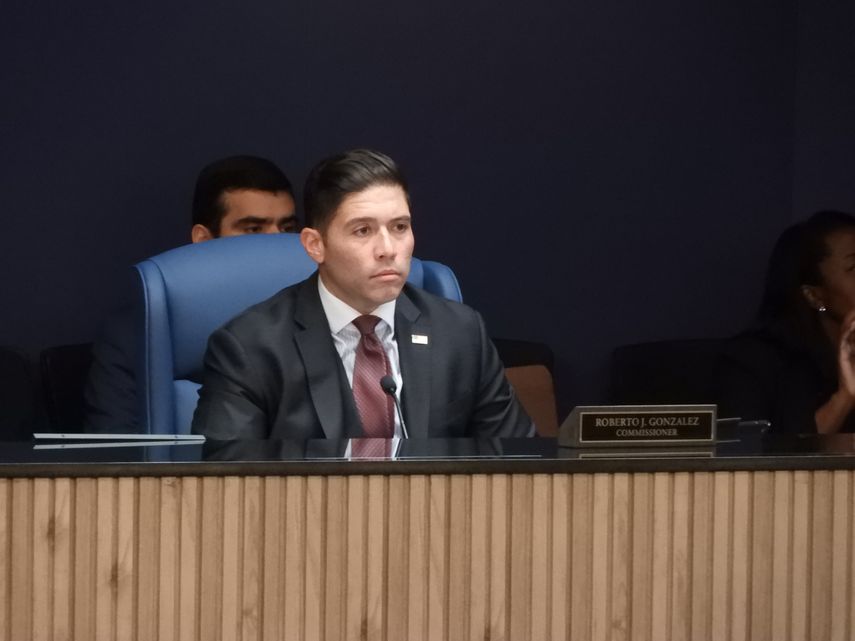 Roberto González comisionado del distrito 11, en el pleno de la Comision Condal.&nbsp;