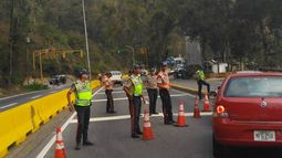 Las principales vías para acceder a la capital venezolana fueron tomadas por policías y militares que restringen la movilización de los vehículos.