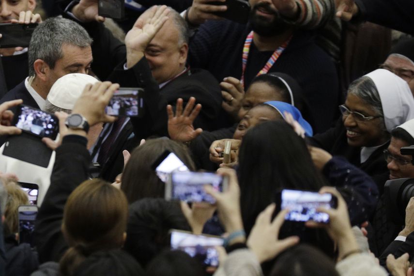 El papa Francisco negocia los t&eacute;rminos de un beso con una monja que trae una pa&ntilde;oleta azul en la cabeza al iniciar su audiencia general en el Vaticano, el mi&eacute;rcoles 8 de enero de 2020.&nbsp;