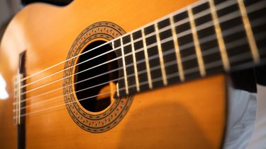 Un empleado de una casa de subastas manipula La Inédita, una legendaria guitarra española fabricada por el prestigioso luthier Santos Hernández (1874-1943) para el maestro Andrés Segovia, pero que nunca llegó a sus manos.