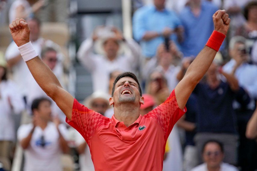 Novak Djokovic celebra tras derrotar a Casper Ruud en la final del Abierto de Francia, el domingo 11 de junio de 2023, en París.&nbsp;